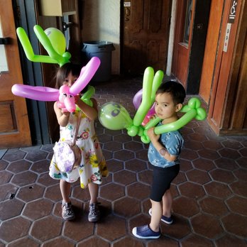 Dilly Dally The Clown - Getting into character with these perfectly made balloon aliens. - Clowns Near Me