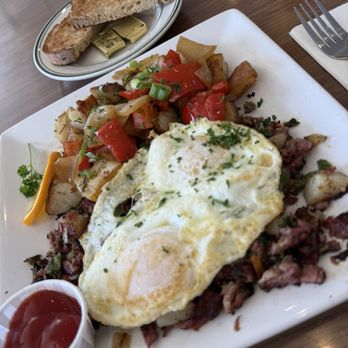Mel's Drive-In - Corn Beef Hash and Eggs - Diners Near Me - Santa Monica, California