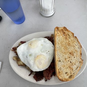Blue Moose Cafe - Corned beef hash with two eggs and toast - American Near Me - Port Townsend, Washington Blue Moose Cafe - Corned beef hash with two eggs and toast - American Near Me - Port Townsend, Washington