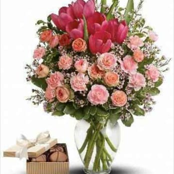 The Enchanted Florist - I ordered "Full of Love" bouquet, "Premium" version. The Enchanted Florist delivered something not even similar.  Look at other photo. - Florists Near Me - Austin, Texas