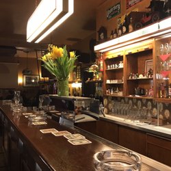 Kneipe Willy Bresch - Yes it's true you can smoke here!