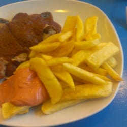 Snack-Heaven - Currywurst, Pommes und Knoblauch-Chili-Dip