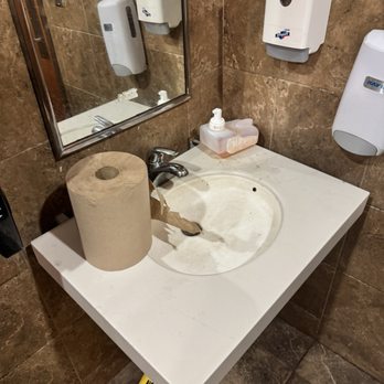 Popeyes Louisiana Kitchen - This is how the men's sink looks in the bathroom - Fast Food Near Me - Hickory, North Carolina Popeyes Louisiana Kitchen - This is how the men's sink looks in the bathroom - Fast Food Near Me - Hickory, North Carolina