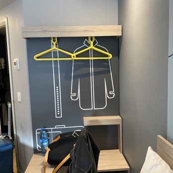 one hoteles - Storage area for clothes and bags - Hotels Near Me - Tijuana, BCN
