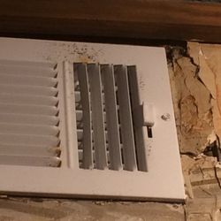 Colton's Steakhouse & Grill - A/C vent over our table very scary, mold and dust with a lil plaster