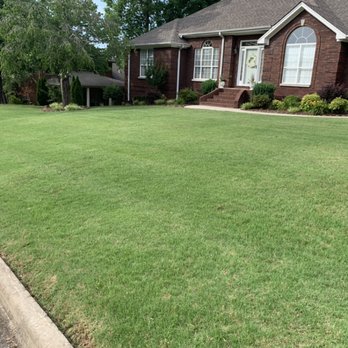 Austin Lawn Care - Professional Quality at an affordable price. We service this lawn regularly as well trimming the hedges and mulch installation. - Lawn Services Near Me - Florence, Alabama