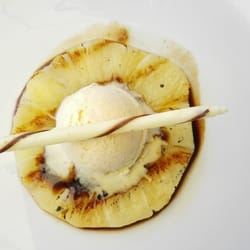 Grill & Wine Bar - Gegrillte Ananas mit Vanilleeis und Balsamico (7€)