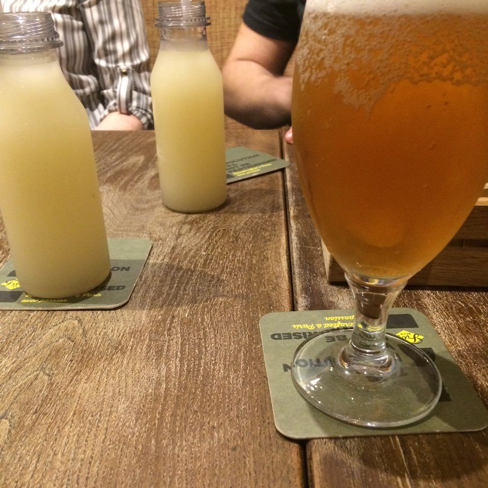 Frog Burger - Baby bottle margaritas and a half pint of pearl beer - Burgers Near Me - Paris, 75 Frog Burger - Baby bottle margaritas and a half pint of pearl beer - Burgers Near Me - Paris, 75