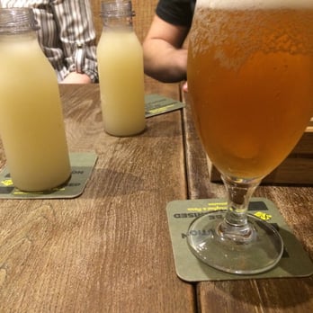 Frog Burger - Baby bottle margaritas and a half pint of pearl beer - Burgers Near Me - Paris, 75 Frog Burger - Baby bottle margaritas and a half pint of pearl beer - Burgers Near Me - Paris, 75