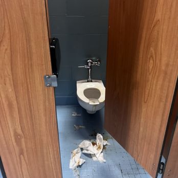 Camelback Resort - Aquatopia women's bathroom stall, filthy - Resorts Near Me - Tannersville, Pennsylvania Camelback Resort - Aquatopia women's bathroom stall, filthy - Resorts Near Me - Tannersville, Pennsylvania