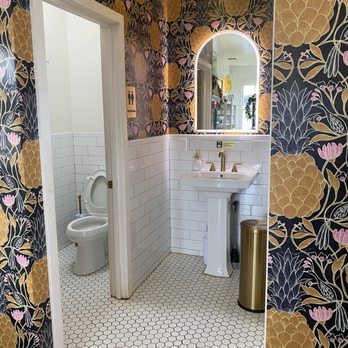Maui Pineapple Store - Nice bathrooms - Gift Shops Near Me - Makawao, Hawaii