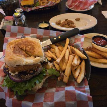 Bosque Resort - Bosque Burger - Resorts Near Me - Laguna Park, Texas