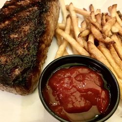 Nick's Chophouse - 10 oz steak frites