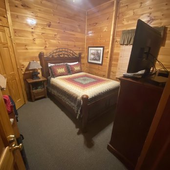 Childhood Memories Cabin - Middle Floor Bedroom - Vacation Rentals Near Me - Pigeon Forge, Tennessee