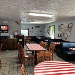 Suz-Eq's - Dining room