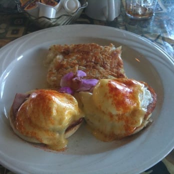 Castaway Cafe - Eggs Benedict - American Near Me - Lahaina, Hawaii