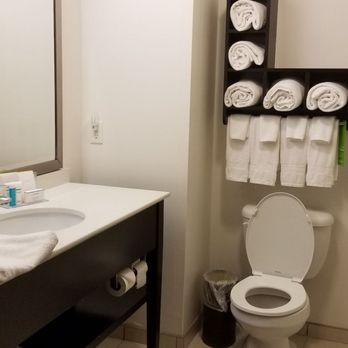 Hampton Inn & Suites Sandusky/Milan - The bathroom - Hotels Near Me - Milan, Ohio