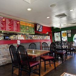 La Reyna Azteca Tacos Y Tortas - Dining area