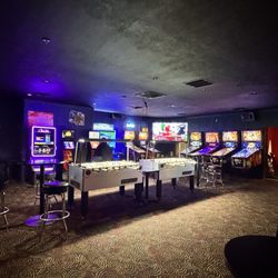 Q's Billiards & Eatery - Fuse ball, pinball... cute lil arcade