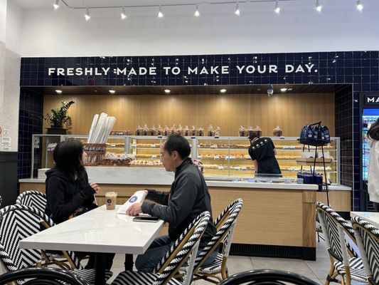 Paris Baguette by null