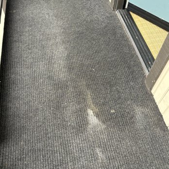 Wave Street Inn - Outdoor carpet. Rooms all open to the exterior. Feels like sever wood rot under carpet spanning the whole balcony. - Hotels Near Me - Monterey, California