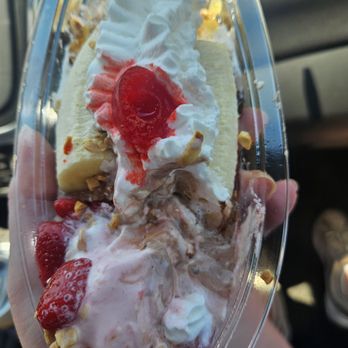 Twist-n-Shake - Jr banana split - Ice Cream & Frozen Yogurt Near Me - Elyria, Ohio Twist-n-Shake - Jr banana split - Ice Cream & Frozen Yogurt Near Me - Elyria, Ohio