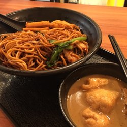 加東叻沙蝦麵 - Visiting their store in Tin Hau, shrimp noodle with soup and sliced fish cake.