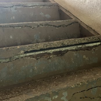 Days Inn by Wyndham Morehead - Steps are crumbling and could fall at anytime - Hotels Near Me - Morehead, Kentucky