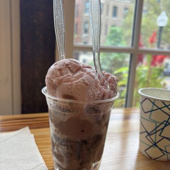 Mount Desert Island Ice Cream - Strawberry / mint choc - Coffee & Tea Near Me - Washington, DC, District of Columbia