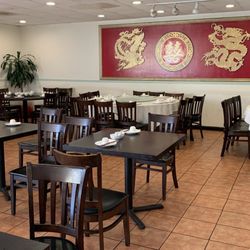 Mr. Chopsticks Seafood Restaurant - Rare sight: empty dining room. All 3 large tables were filled within 15 minutes.