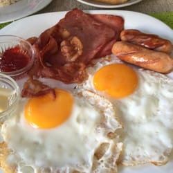 Tres Amigos - Big Breakfast - sausage, ham, bacon, 2 eggs, bread, jam and butter