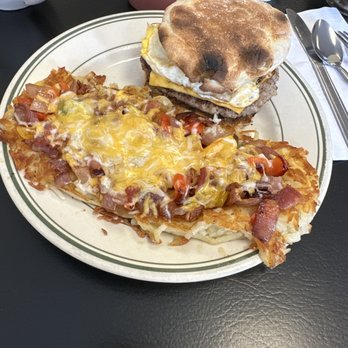 Sofie’s Chatterbox - Egg sandwich with loaded hash browns - American Near Me - Rupert, Idaho