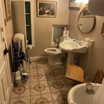 Farnsworth House Inn - Jeremy's room bathroom - Tours Near Me - Gettysburg, Pennsylvania