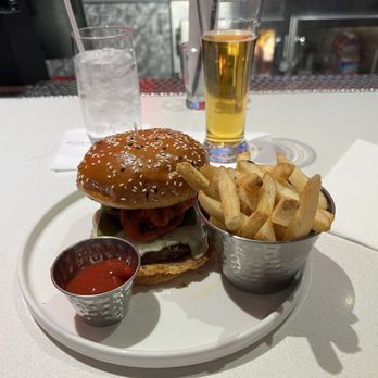 Gordon Ramsay Burger Las Vegas - Hell's Kitchen Burger - Burgers Near Me - Las Vegas, Nevada