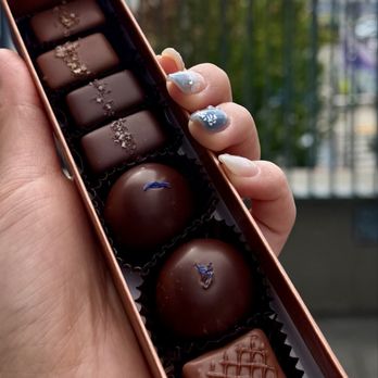 Fran's Chocolates - Salt Caramel, Dark Oolong, Hazelnut Crunch truffles - Chocolatiers & Shops Near Me - Seattle, Washington Fran's Chocolates - Salt Caramel, Dark Oolong, Hazelnut Crunch truffles - Chocolatiers & Shops Near Me - Seattle, Washington