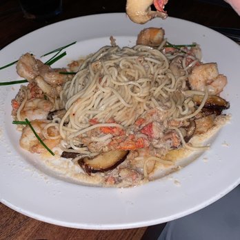 Yard House - Lobster Garlic Noodles - New American Near Me - Honolulu, Hawaii Yard House - Lobster Garlic Noodles - New American Near Me - Honolulu, Hawaii