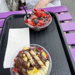 Amazon Berry - 12 oz açaí bowls they were amazing!!