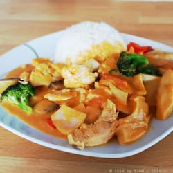 Thang Long - Mittagstisch - Huhn mit Gemüse in roter Kokos-Curry Sauce.  (02/2016)