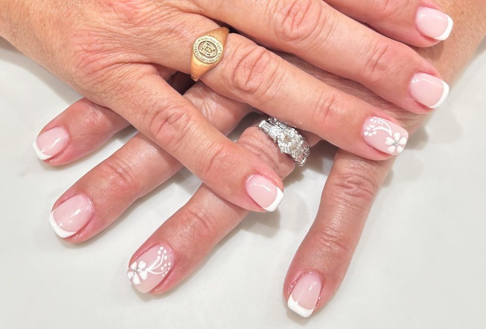 Royal Nails & Spa Logo