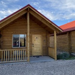 Bryce Canyon Log Cabins - Exterior of cabin