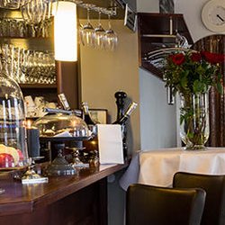 Taverna Der Grieche - An der Bar Sollten Sie einmal auf Ihren Tisch warten müssen, nehmen Sie doch an unserer Bar Platz...