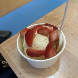 Vanilla bean w strawberries