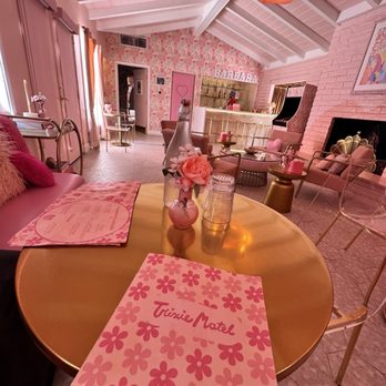 Trixie Motel - Barbara lounge - Hotels Near Me - Palm Springs, California Trixie Motel - Barbara lounge - Hotels Near Me - Palm Springs, California