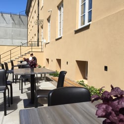 WITH Bakst & Kaffe - Rikelig med sitteplasser ute i solen.