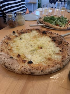 Harlow's Pizza by null