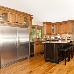 Alcraft - Glazed maple with glaze stained island
