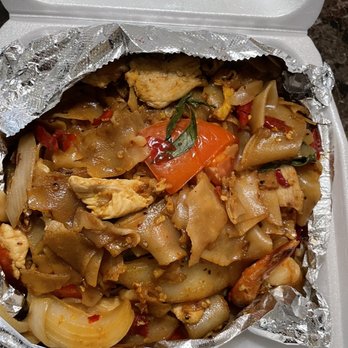 Amazing Asian Kitchen - The delicious spicy chicken and shrimp pad - Asian Fusion Near Me - Fresno, California Amazing Asian Kitchen - The delicious spicy chicken and shrimp pad - Asian Fusion Near Me - Fresno, California