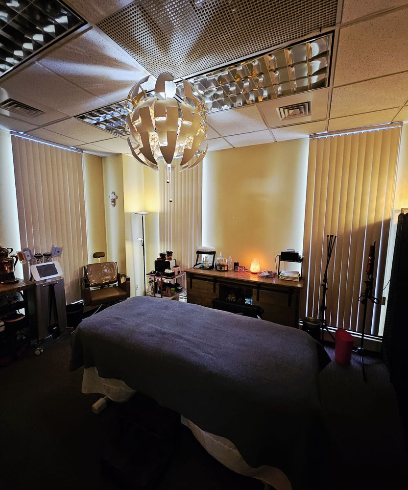 Heavenly Hands Massage & Acupuncture Logo