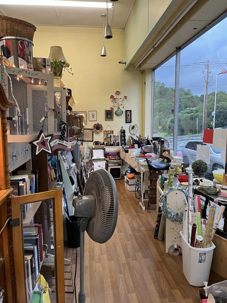 KIT ‘N KABOODLE THRIFT Updated October 2024 13 Photos 16 Tremont