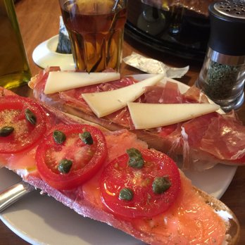 Café 4 Gatos - Cream cheese with smoked salmon. Iberico and cheese. - Cafeteria Near Me - Granada, GR